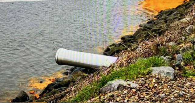 De lozing van 2 ton plantaardige olie in de Hollandsche IJssel
